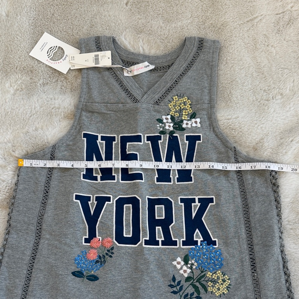 Daily practice tank. Gray New York Sleeveless Top with Floral Embroidery - Picture 4 of 5